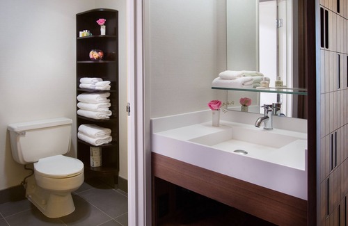 Wilburton Hotel | Best Place to Unwind! Spacious Living Area, Pool, Parking, Near Bellevue Square!