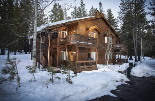 Truckee Condo | Best Tahoe Donner Location. EV Charger. Fast WiFi. Unlimited Hot Water.