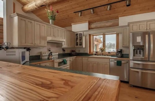 Tetonia House | BEST Teton Views: The Ultimate Log Cabin Retreat