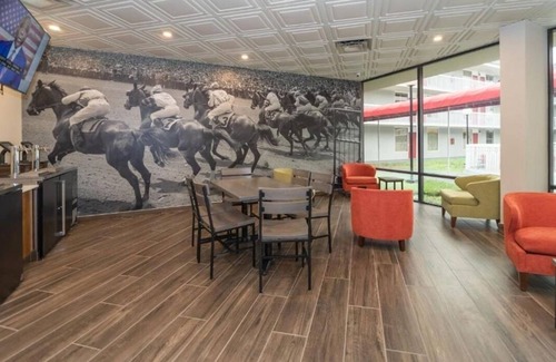 Ocala Hotel | Best Value! Free Breakfast & Parking, Pets Allowed, Seasonal Swimming Pool!