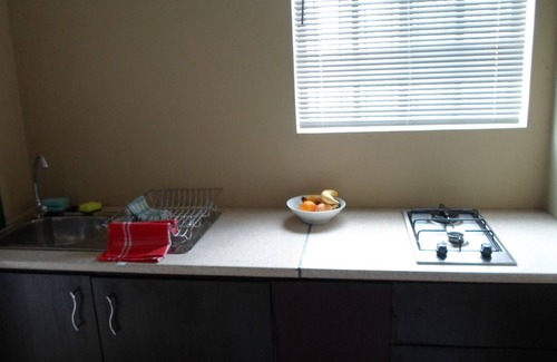 Trawal House | Best Value- Large Modern Studio in Upmarket Area with Guest Services