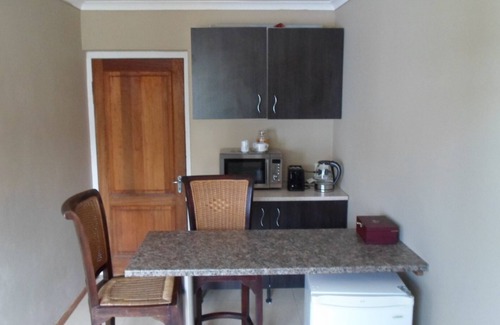 Trawal House | Best Value- Large Modern Studio in Upmarket Area with Guest Services