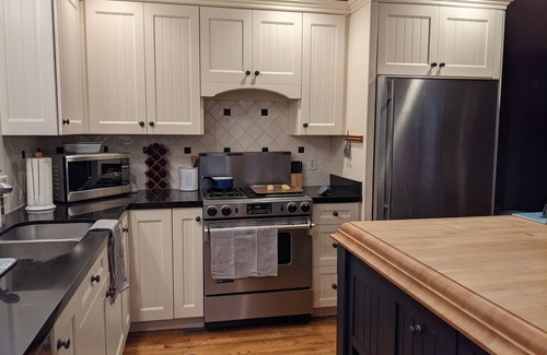 Prescott House | Best View in Prescott, 5 min to DT, Hot Tub, King sized bed!