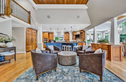 Huddleston Apartment | BEST VIEW~Luxury 8500 Sq Ft~6 bedroom 5 Flex Rooms