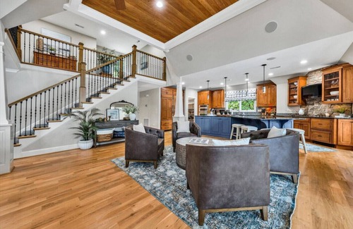 Huddleston Apartment | BEST VIEW~Luxury 8500 Sq Ft~6 bedroom 5 Flex Rooms