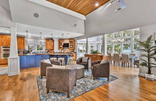 Huddleston Apartment | BEST VIEW~Luxury 8500 Sq Ft~6 bedroom 5 Flex Rooms