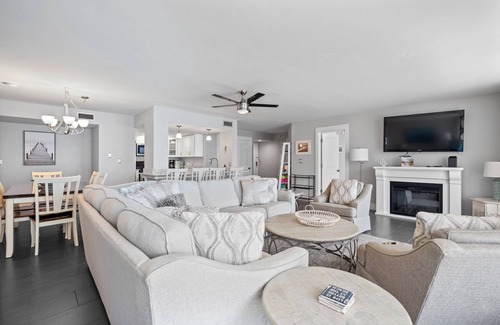 Holiday Isle Condo | BEST VIEWS IN DESTIN! WATERFRONT, 4 BDR, BEACH, POOL, HOT TUB, BOAT SLIP