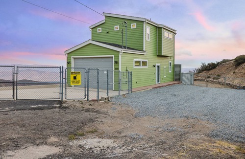 Julian Cottage | Best Views in Julian. Modern Cottage with Cliffside Hot Tub & Glass Sauna