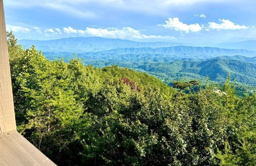 Sevierville House | Best Views, pool, hottub, theater,arcade, games,sleeps16