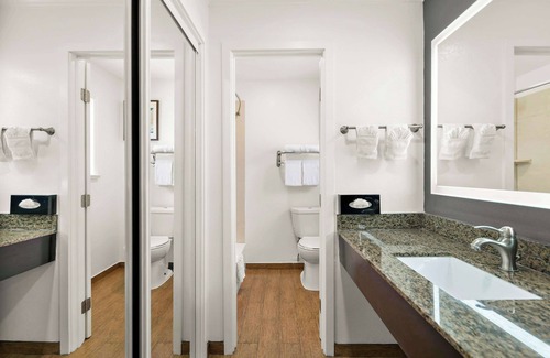 Munras Avenue Hotel | Best Western Park Crest Inn