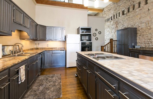 Stillwater Apartment | BestLocation|BridesGetReady|Photo backdrop|Families|Pets|RooftopViews|Nightlife!
