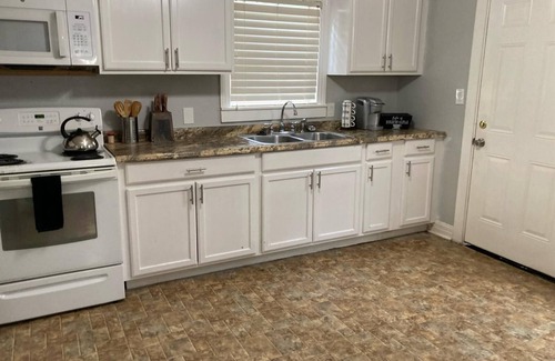 Tyler House | BestStays@Belmont TVs in all rooms large groups welcome