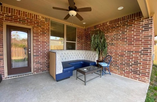 Tyler House | BestStays@House of Blues large groups Fenced, TVs in Rooms