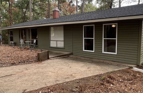 Negreet House | Beth Drive Bungalow with 1.5 acres to spread out. 3 Bed 3 Bath.