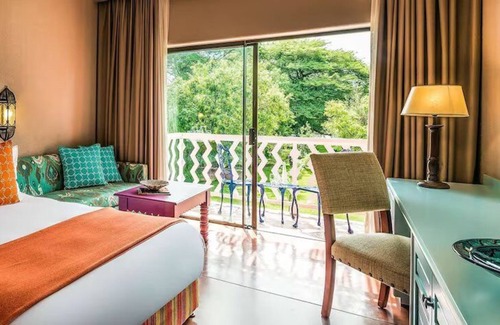 Livingstone House | Better Choice for your Vacation! Outdoor Pool, Spa Center and Free Parking!