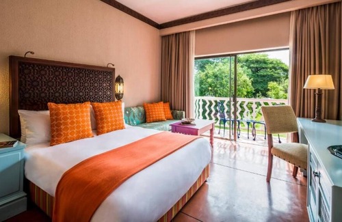 Livingstone House | Better Choice for your Vacation! Outdoor Pool, Spa Center and Free Parking!