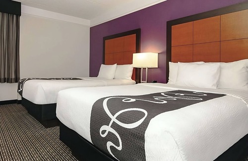 Guasti Hotel | Better Choice For Your Vacation! 3 Pet-friendly Units, Pool and Free Parking!