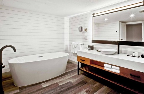 Saratoga House | Between mountain wineries and Silicon Valley