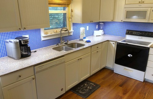 St. George Island Cottage | Between Sep 27 & Oct 3 ONLY 150.00 p/nt! Cute, clean, fun cottage. Fenced/gated!