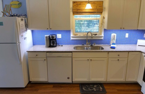 St. George Island Cottage | Between Sep 27 & Oct 3 ONLY 150.00 p/nt! Cute, clean, fun cottage. Fenced/gated!