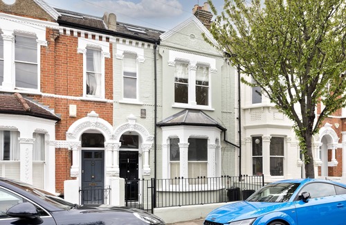 Northcote House | Between the Commons - Three Bedroom House, Sleeps 6