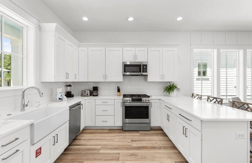 Seagrove Beach House | Between the Lake & Ocean – 4BR Seagrove Retreat + Private Pool, Sleeps 11