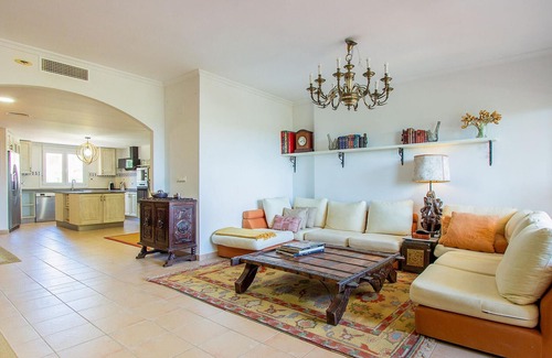 Caserio Los Tarquinos Apartment | Between the Mar Menor and Murcia welcomes you this spacious and elegant apartment with communal pool