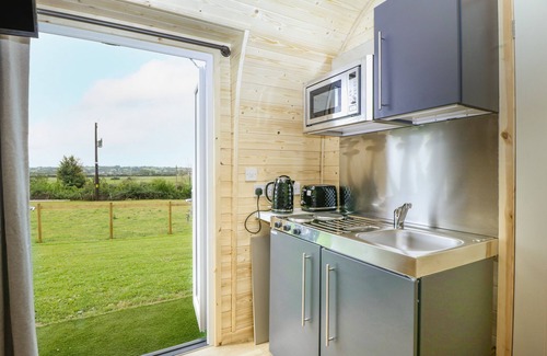 Cross Cottage | BEULAH, pet friendly, with hot tub in Axbridge