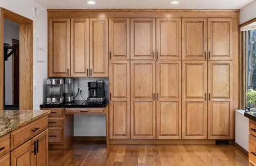 Sandy House | BeUTAHful Retreat: Mtn Views, 2 Master Bdrms, HotTub, Game room, Ski, Amenities!