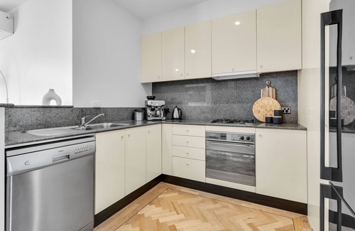 South Yarra House | Bev's Retreat by Ready Set Stay - peaceful retreat and close to all attractions.