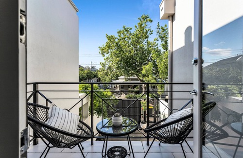 South Yarra House | Bev's Retreat by Ready Set Stay - peaceful retreat and close to all attractions.