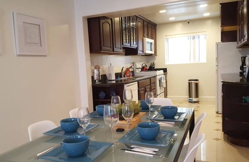 Beverly Grove Apartment | Beverly Hills 3 Bed, Open Floor Plan, w/Parking