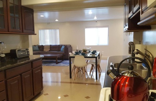 Beverly Grove Apartment | Beverly Hills 3 Bed, Open Floor Plan, w/Parking