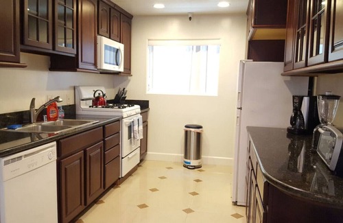 Beverly Grove Apartment | Beverly Hills 3 Bed, Open Floor Plan, w/Parking