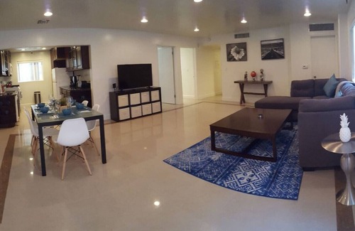 Beverly Grove Apartment | Beverly Hills 3 Bed, Open Floor Plan, w/Parking