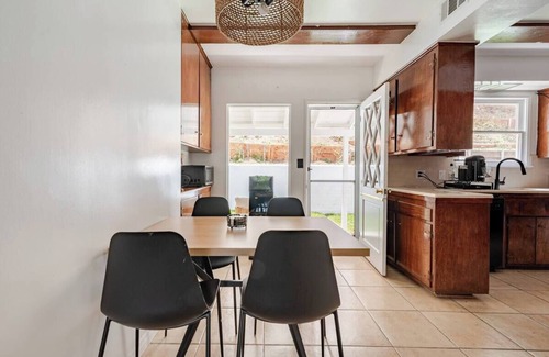 Beverly Glen House | Beverly Hills Canyon Private Home w/Backyard- 10 mins from Rodeo Drive