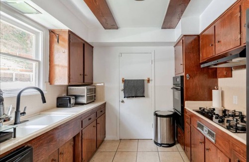 Beverly Glen House | Beverly Hills Canyon Private Home w/Backyard- 10 mins from Rodeo Drive