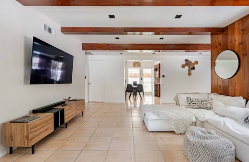 Beverly Glen House | Beverly Hills Canyon Private Home w/Backyard- 10 mins from Rodeo Drive