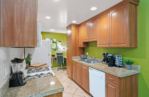 Beverly Hills Apartment | Beverly Hills Gem 1 BR Apt + Parking, Pool Access
