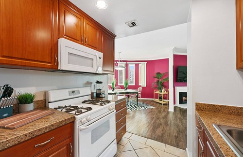 Beverly Hills Apartment | Beverly Hills Getaway 2BR Apt Parking, Pool Access