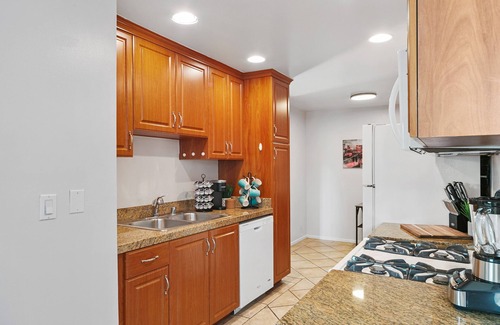 Beverly Hills Apartment | Beverly Hills Getaway 2BR Apt Parking, Pool Access