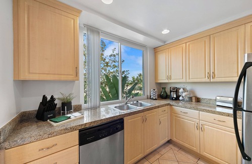 Beverly Hills Apartment | Beverly Hills Oasis 2 BR Apt, Parking, Pool Access