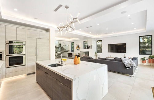 Beverly Grove House | Beverly Hills Playhouse: Games,Pool,Views
