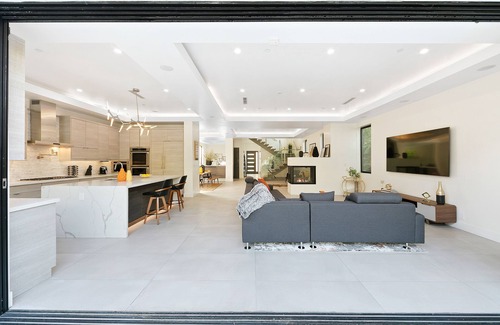 Beverly Grove House | Beverly Hills Playhouse: Games,Pool,Views