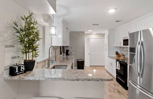 Pine Ridge House | Beverly Hills · Renovated Work & Pet Friendly Home | Near Springs