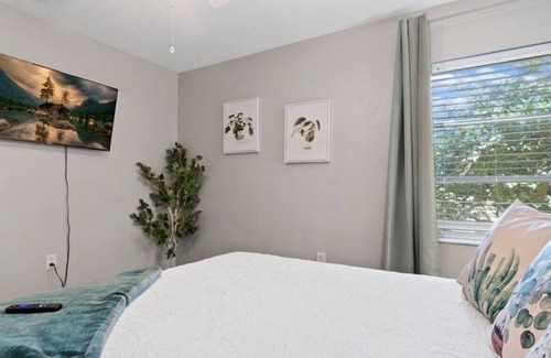 Pine Ridge House | Beverly Hills · Renovated Work & Pet Friendly Home | Near Springs