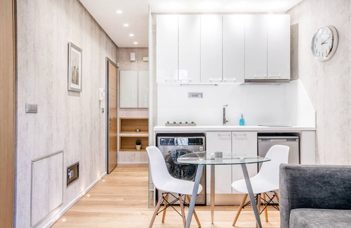 Plaka Apartment | Beverly Suite II in Plaka by JJ Hospitality-