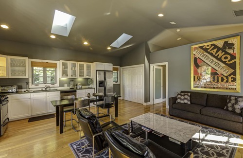 Carthay Circle Apartment | BeverlyGroveLoft Beverly Hills LACMA Farmer's Market Private Apartment Detached