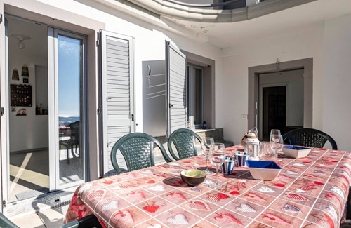 Vezzano Ligure Apartment | Beyond the Sea: Pacific Refuge in Liguria
