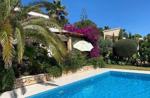 Capdepera Apartment | Bezauberndes Feriendomizil mit Erholsamen Salzwasserpool in Direkter Meeresnähe